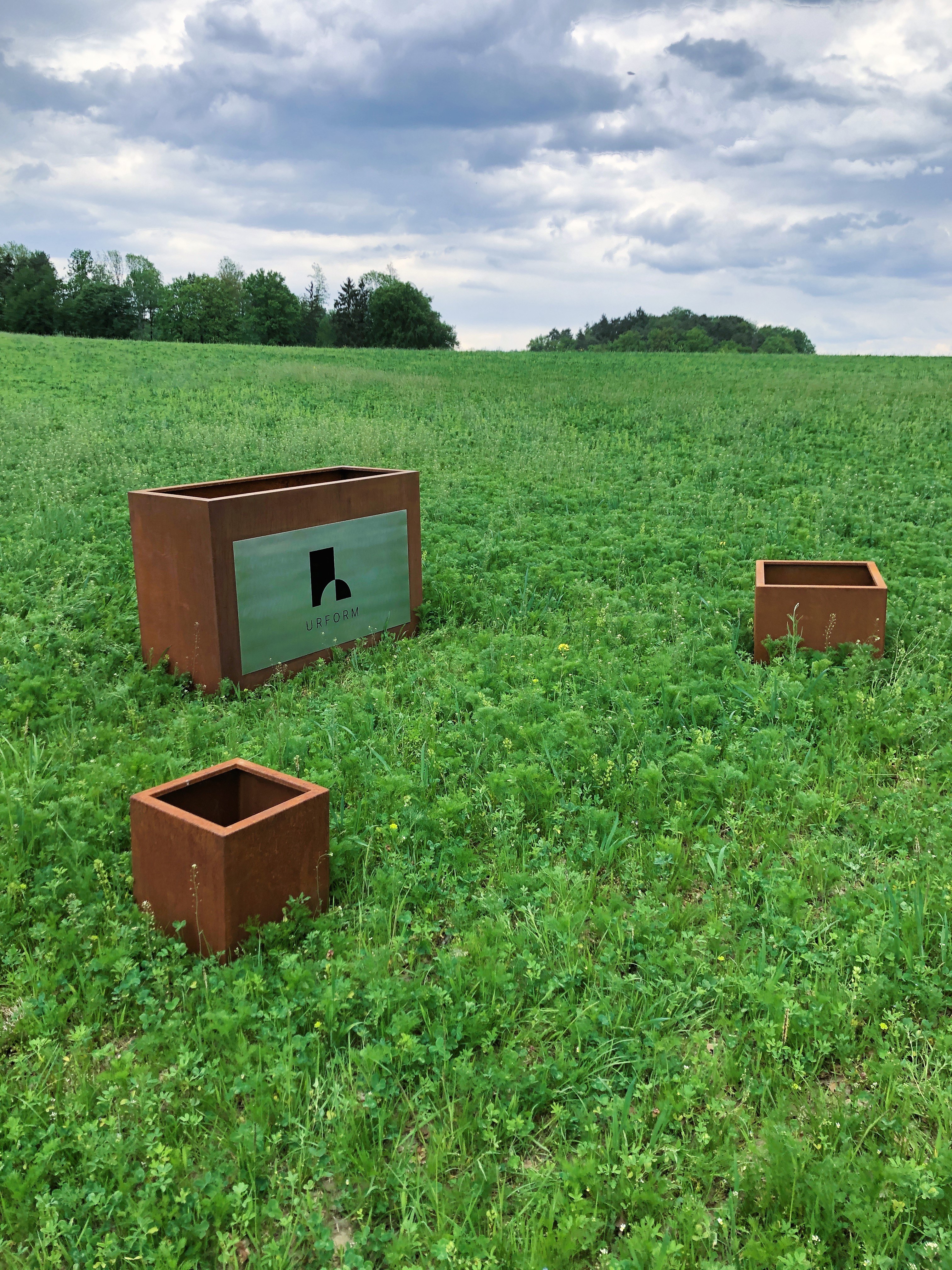 TERRA Pflanzkasten auf Wiese